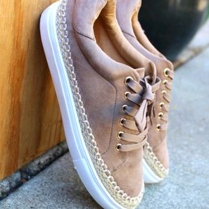 🆕️//The Autumn//Taupe lace up Sneaker